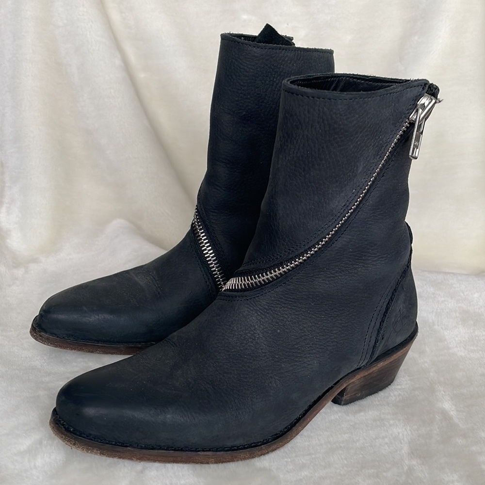 JOHN FLUEVOG SHOES S Black Leather Spiral Zip Motorcycle Ankle Boots Size US 6